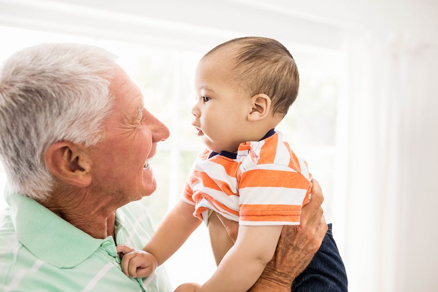 Opa en baby van 22 weken oud samen
