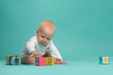 baby speelt met blokjes, evenwichtsgevoel