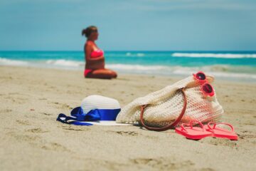 zwangere vrouw op het strand
