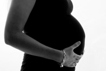 Een zwangere vrouw die misselijk is door hyperemesis gravidarum