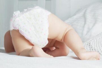 Luiers baby met billen omhoog