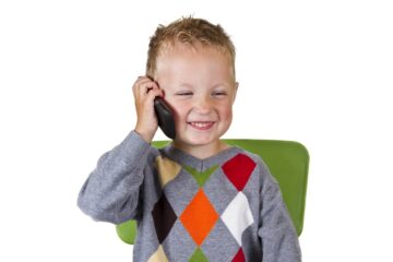 Jongetje praat Echte zinnen in telefoon