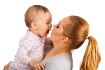 baby en mama oefenen tweede fase taalontwikkeling: klanken