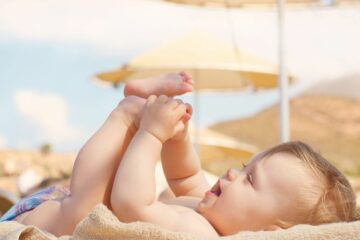 baby op het strand in de zomer, hitteplan baby
