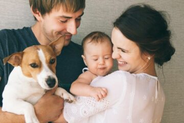 Een gelukkig gezin met baby en hond