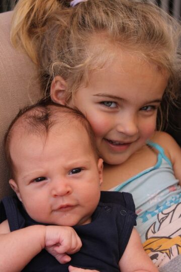 Grote zus en baby broertje