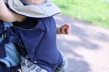 zijaanzicht van Stokke MyCarrier draagzak