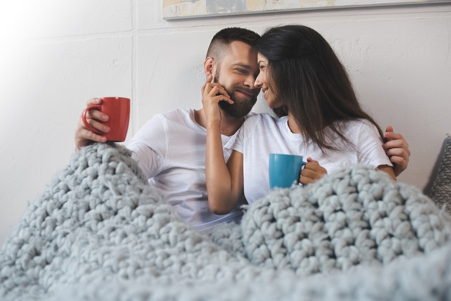 Vrouw van 16 weken zwanger knuffelt met partner