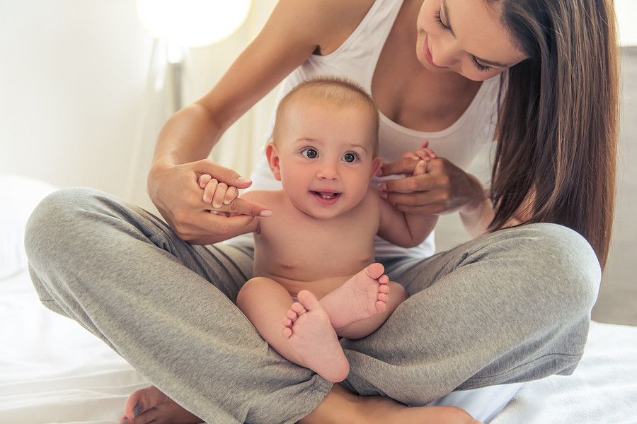 Baby zit op de schoot van zijn moeder die ouderschapsverlof heeft