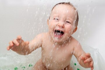baby aan het badderen na grote poepluier