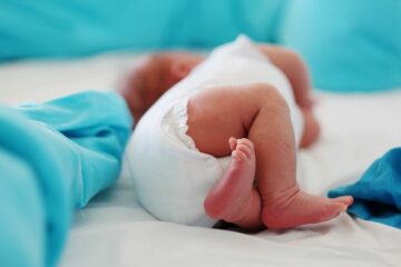 baby heeft luier aan met zichtbare antilek-randjes