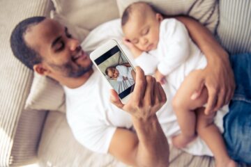 vader neemt foto van zijn kindje om te delen op social media