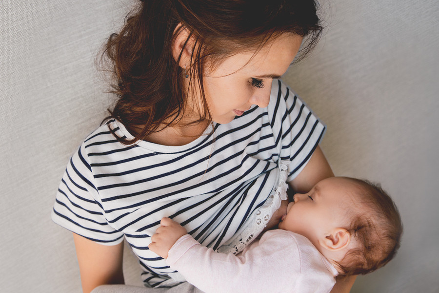 Moeder geeft borstvoeding aan baby