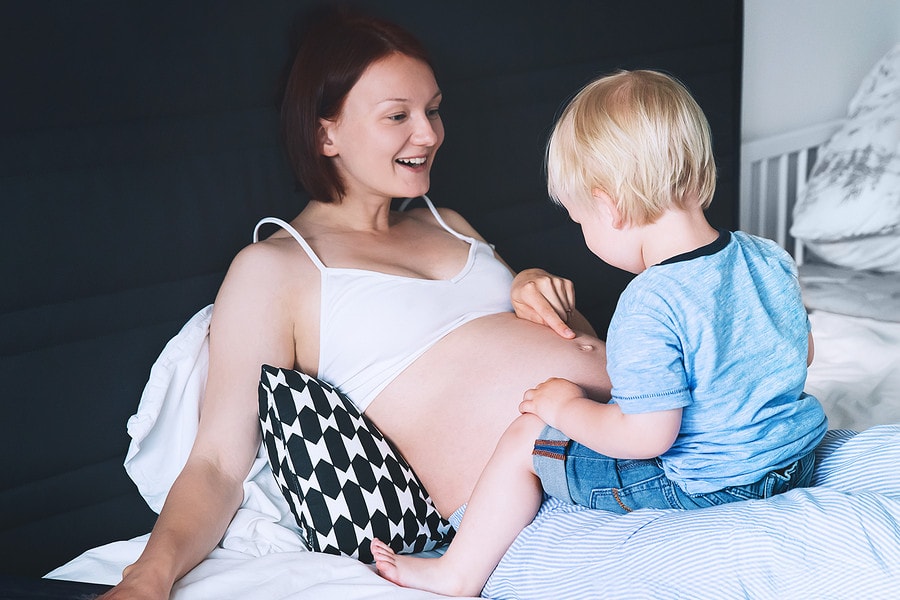 Vrouw is 7 maanden zwanger en zit in het derde trimester van haar zwangerschap