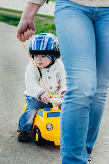 Baby voortgetrkken op loopauto