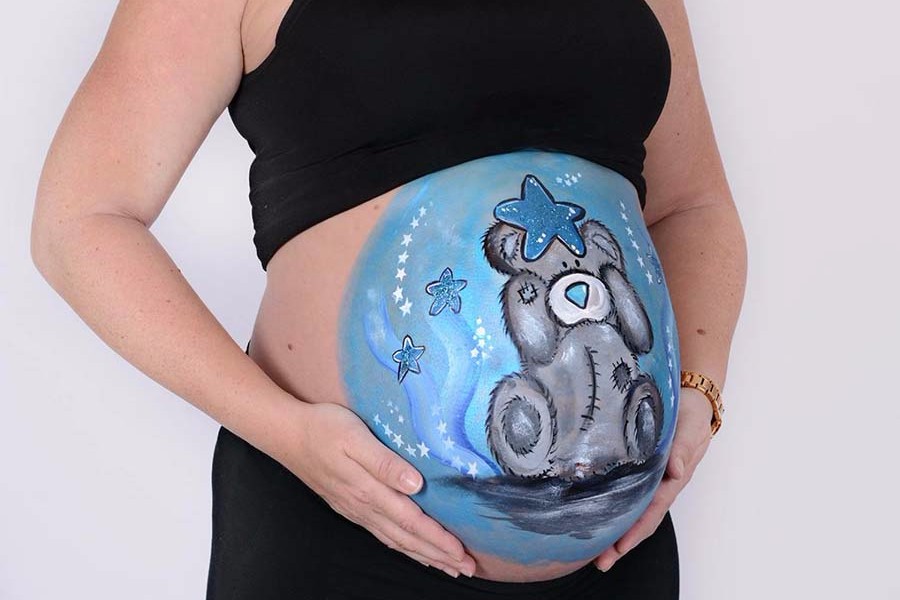 een zwangere vrouw heeft een zwangerschapscursus bellypaint gevolgd