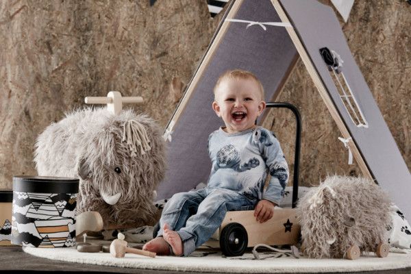 Baby van 23 maanden oud zit op schommeldier