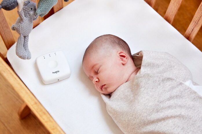 Baby in bedje met Hugsy deken