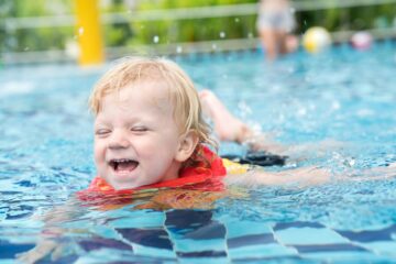 kindje geniet van vakantie in vakantiepark