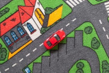 Een speeltapijt met een speelgoedautotje