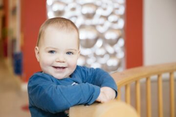 Vrolijke baby bij kinderdagverblijf