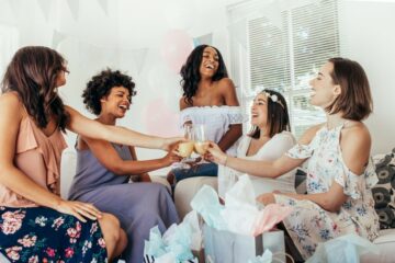 Zwangere vrouw op babyshower met vriendinnen