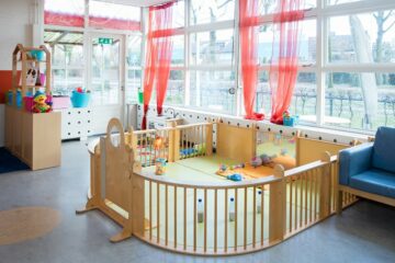 Grote speelbox bij een kinderdagverblijf