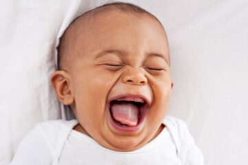 baby heeft eerste schaterlach