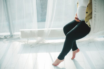 zwangere vrouw draagt positiebroek