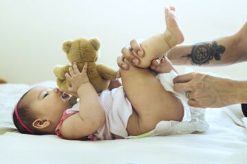 Baby met luieruitslag krijgt schone luier