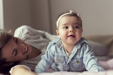 Baby bezig met omrollen