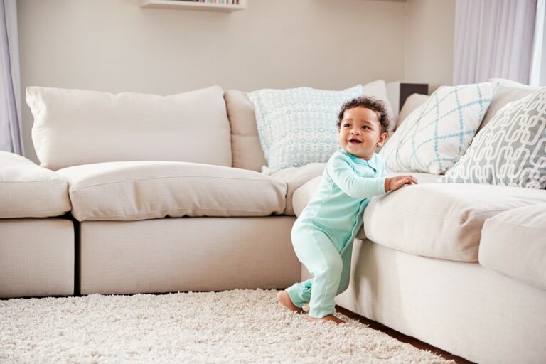 Baby cruising: de eerste stapjes naar lopen – 24Baby.nl