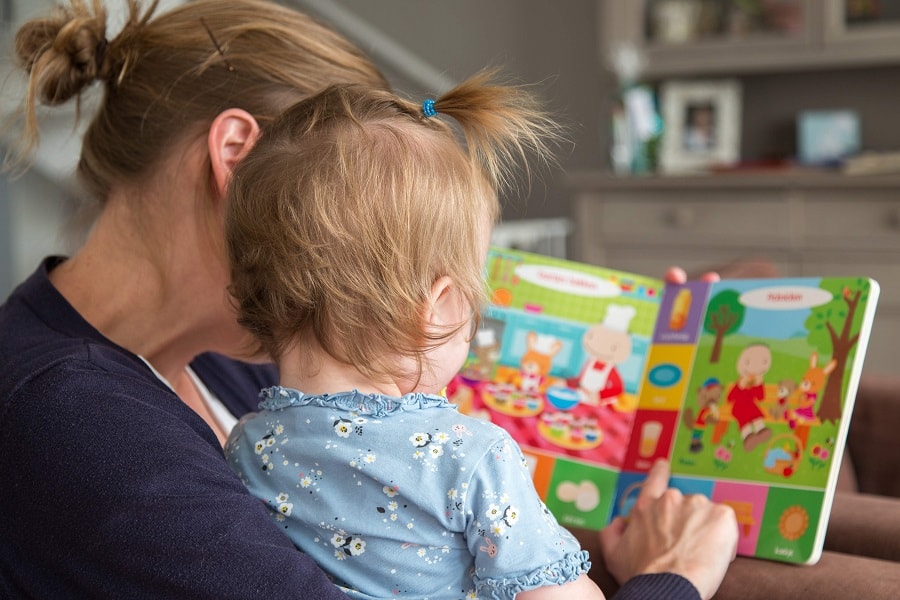 Boekje lezen met boekenwurm