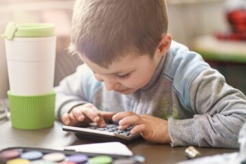 Hoogbegaafde peuter is met rekenen bezig