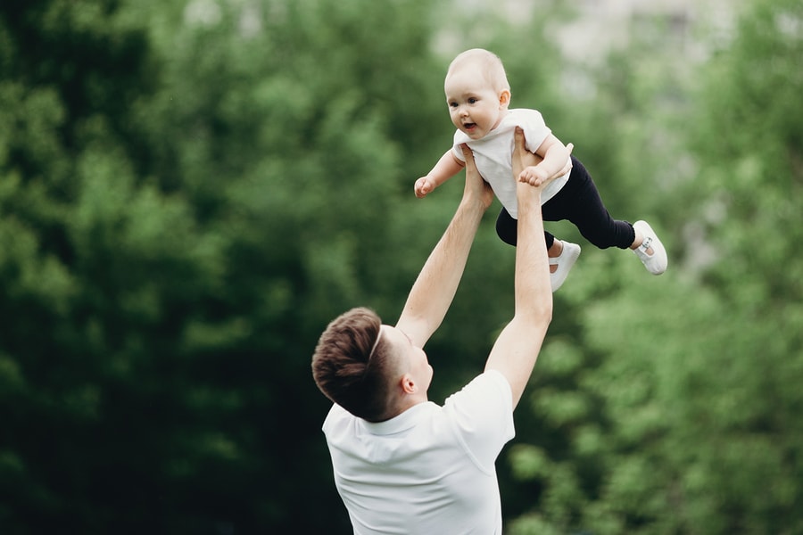 Vader spaart geld voor zijn baby