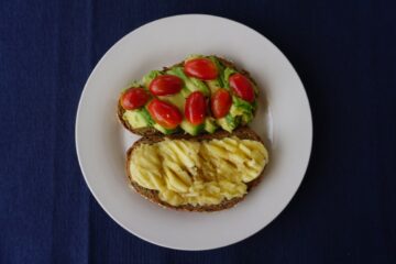 Gezond ontbijt peuter: boterham geprakte banaan en boterham avocado tomaat
