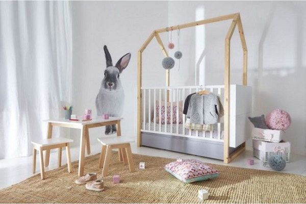 Een babykamer met een doorgroeiledikant