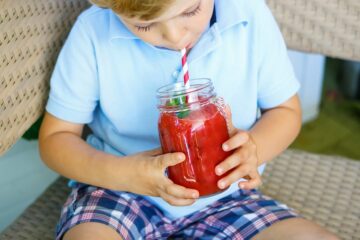 Peuter drinkt smoothie met verstopte groente erin
