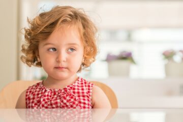 Koppige peuter zegt nee en kijkt minachtend