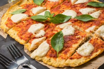 Pizza met bloemkoolkorst om peuter groente te laten eten