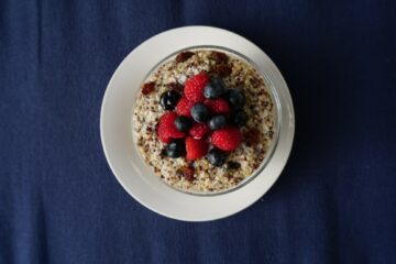 Gezond ontbijt peuter: Quinoa-kokos pap met bosvruchten