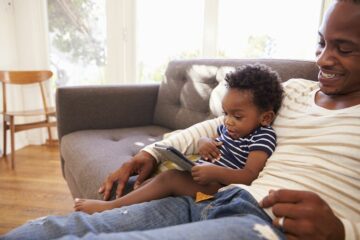 Vader en peuter spelen op kindertablet
