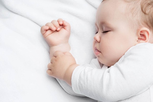 Een baby slaapt veilig