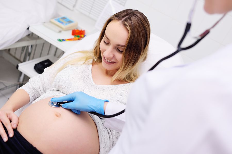 Zwangere vrouw wordt onderzocht door gynaecoloog