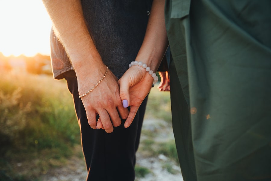 Close up van man en vrouw die handen vasthouden