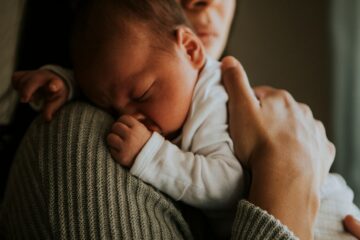 moeder bedenkt Babynamen 2019 voor pasgeboren baby