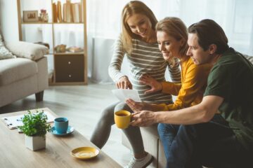 Draagmoeder laat ouders de foto's van de echo zien