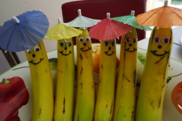 Kindertraktatie banaan met gezichtje en feestmuts