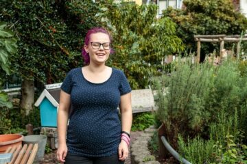 Tienermoeder Sterre lachend in een parkje