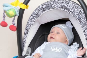 Jongensnamen 2019: babyjongetje in maxi cosi